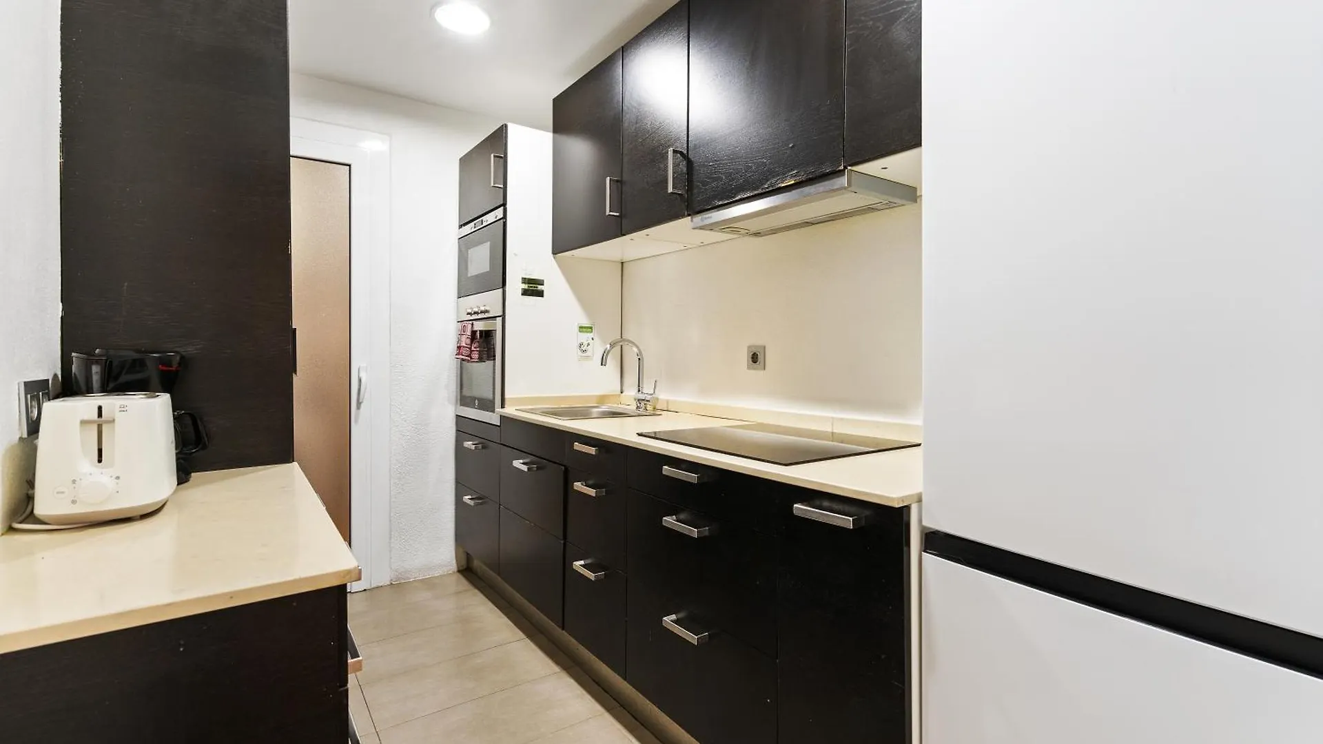 Eixample Ac, Sunlit Balcony & Prime Location Apartment Barcelona