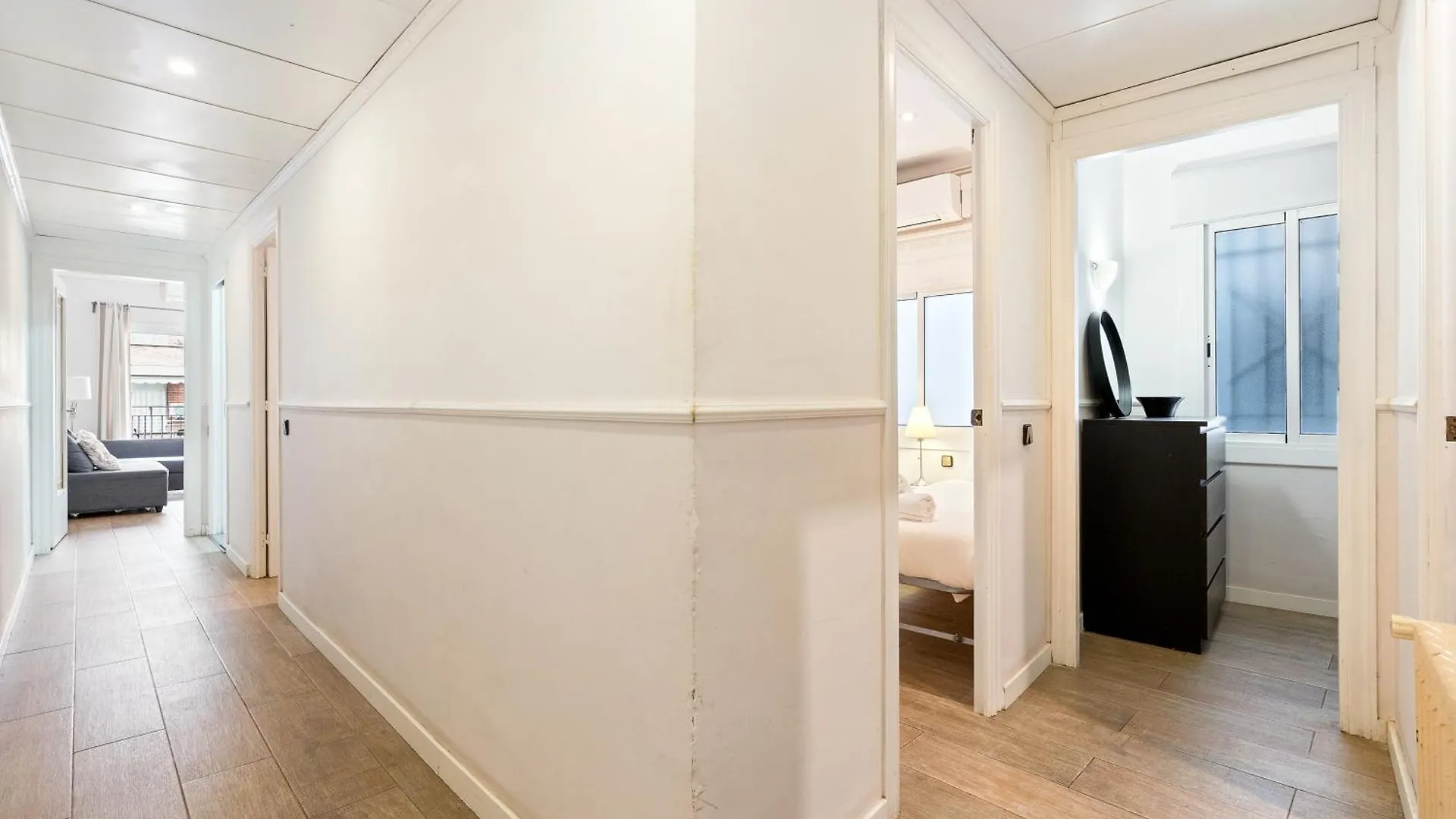 Eixample Ac, Sunlit Balcony & Prime Location Apartment Barcelona Spain