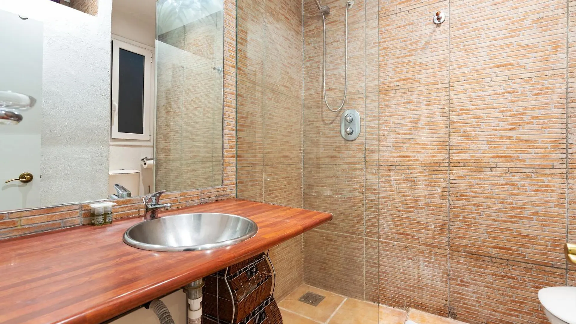 Eixample Ac, Sunlit Balcony & Prime Location Apartment Barcelona