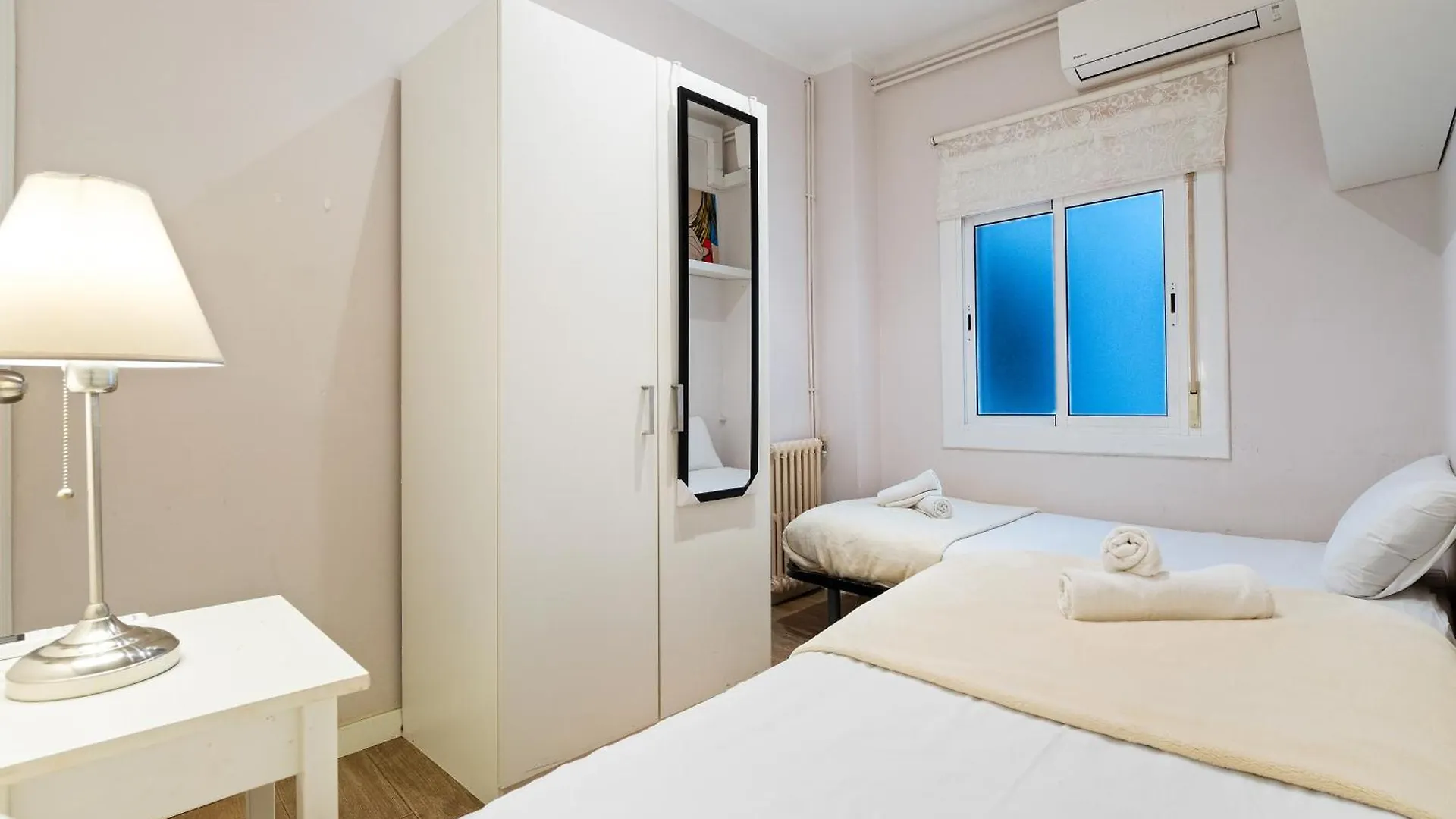 Eixample Ac, Sunlit Balcony & Prime Location Daire Barselona