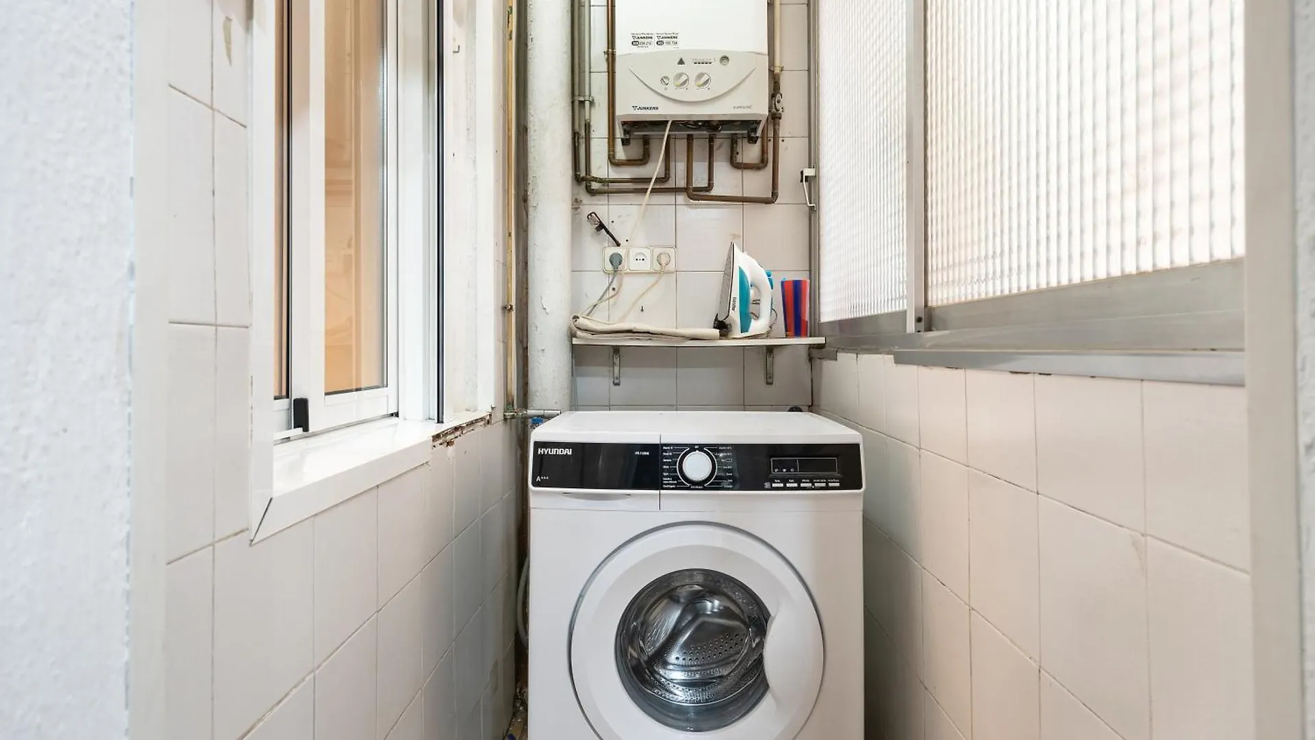 Eixample Ac, Sunlit Balcony & Prime Location Daire Barselona