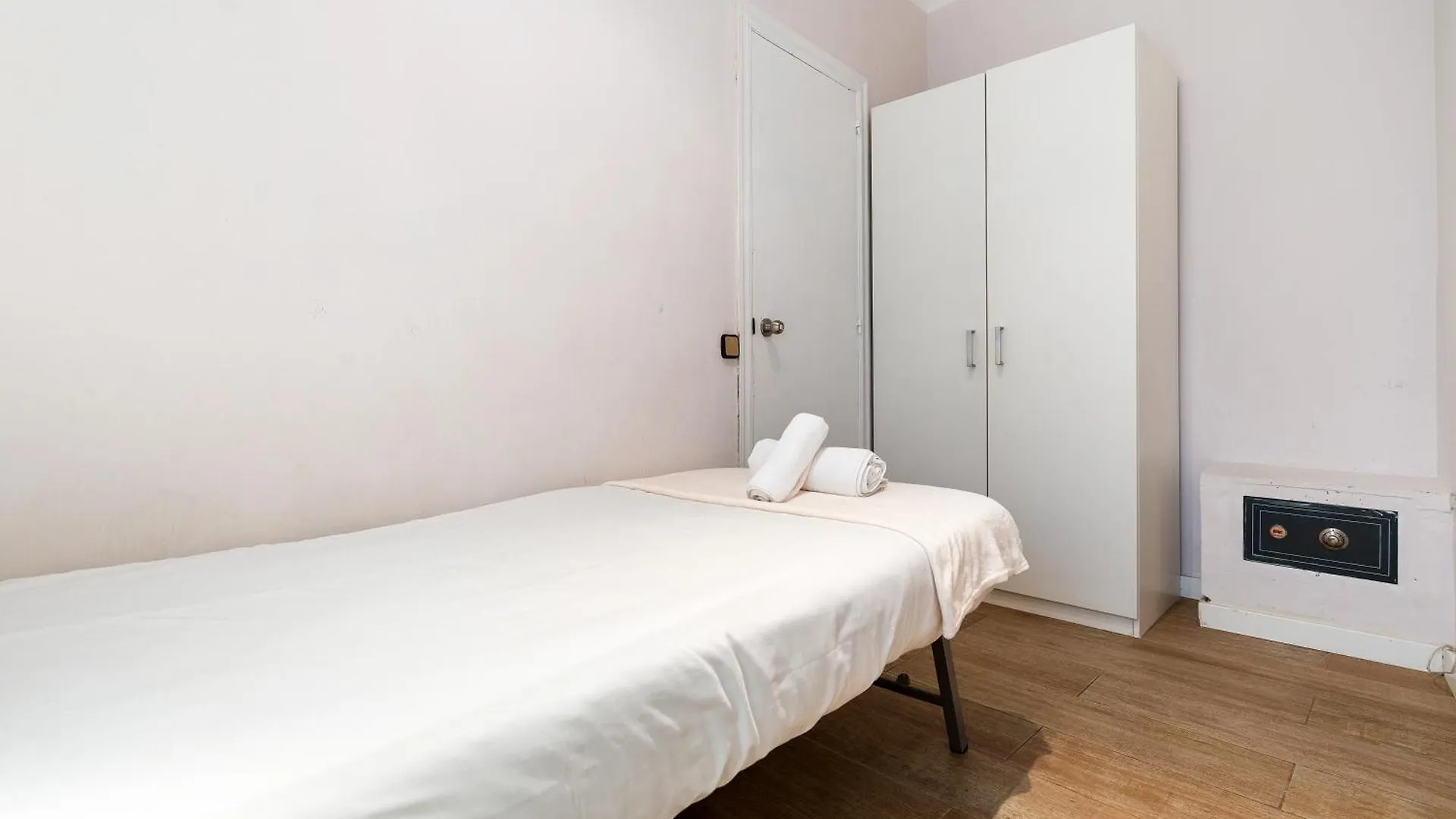 바르셀로나 Eixample Ac, Sunlit Balcony & Prime Location 아파트