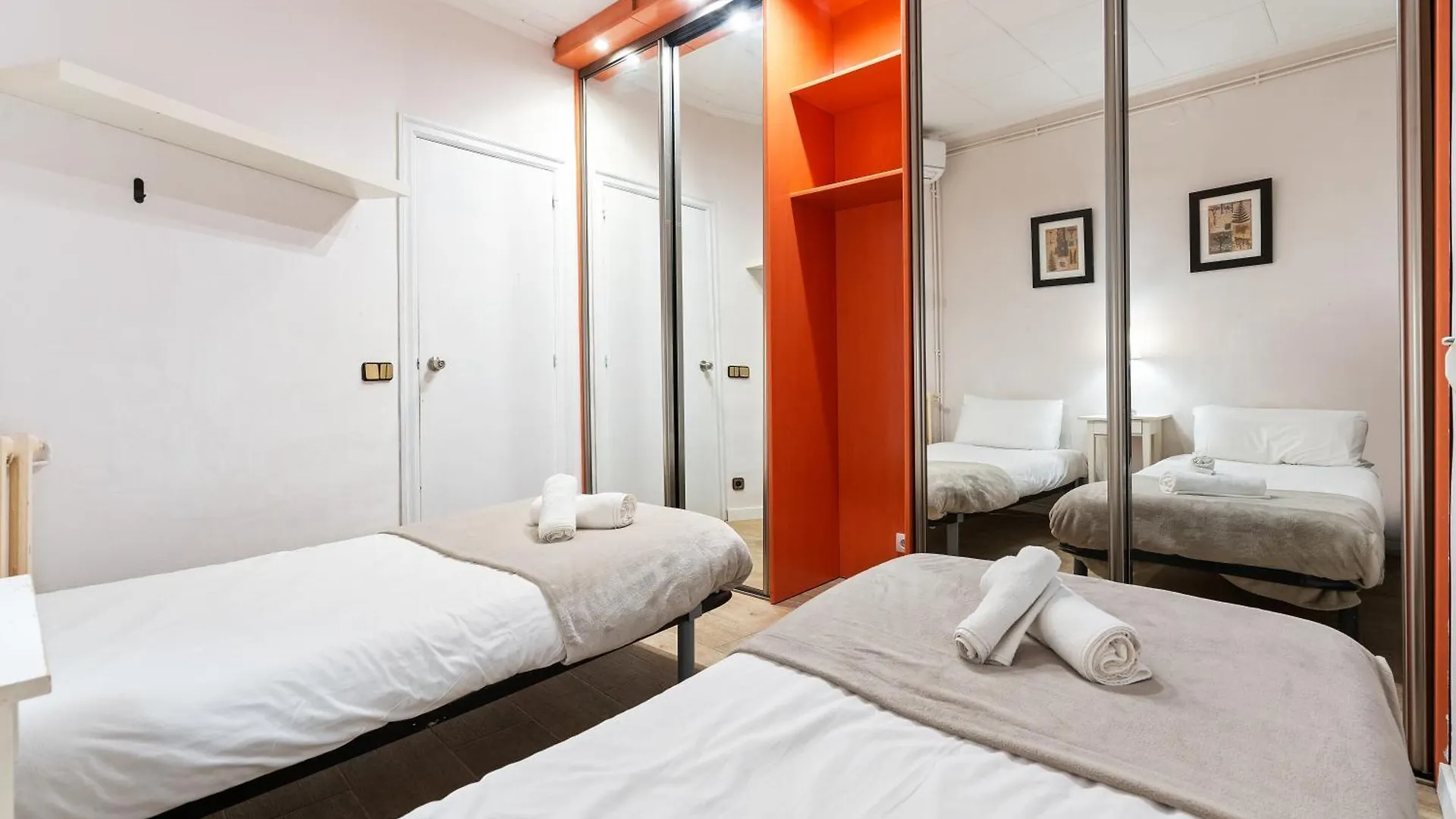 바르셀로나 Eixample Ac, Sunlit Balcony & Prime Location 아파트