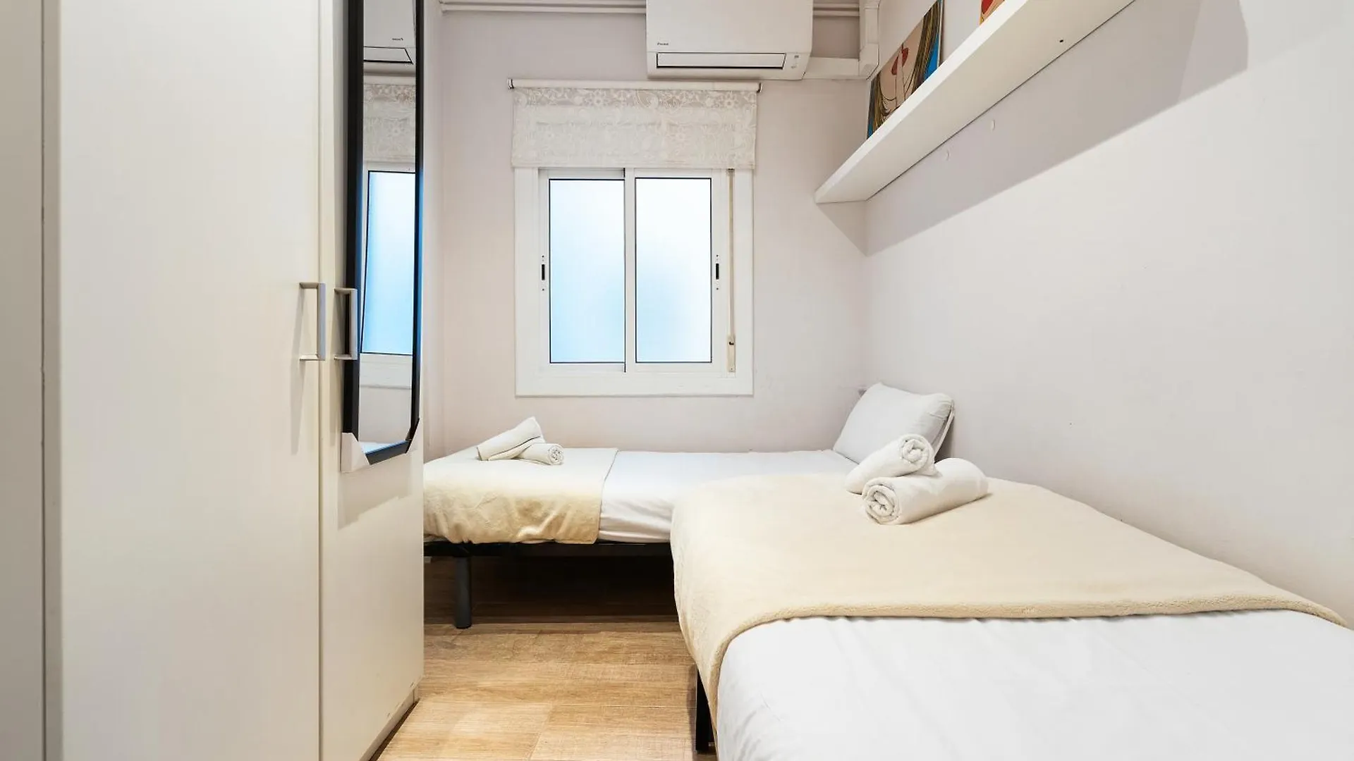 바르셀로나 Eixample Ac, Sunlit Balcony & Prime Location 아파트 0*,  스페인
