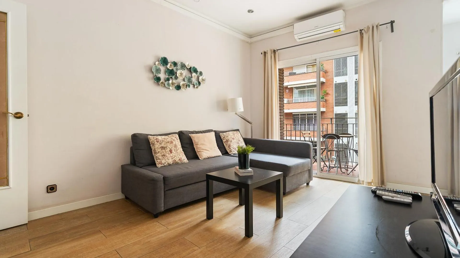 바르셀로나 Eixample Ac, Sunlit Balcony & Prime Location 아파트