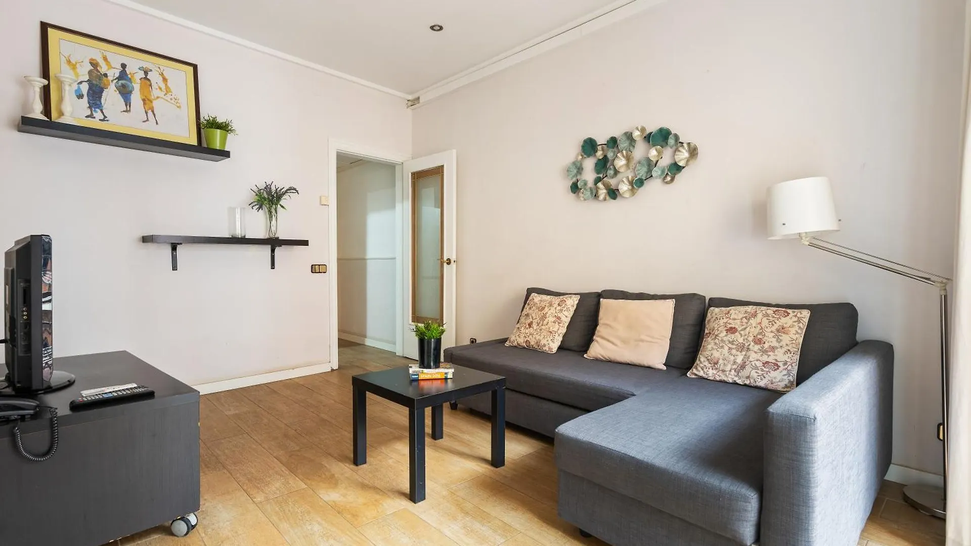 바르셀로나 Eixample Ac, Sunlit Balcony & Prime Location 아파트