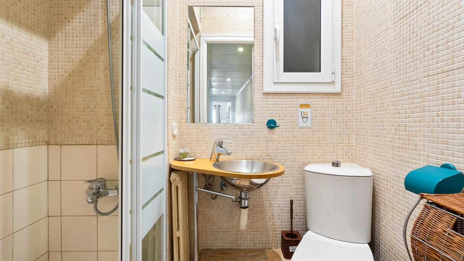 바르셀로나 Eixample Ac, Sunlit Balcony & Prime Location 아파트
